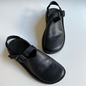 Chacos Vibram Toecoop Gunnison Smooth Black Leather Clogs With Strap 7.5